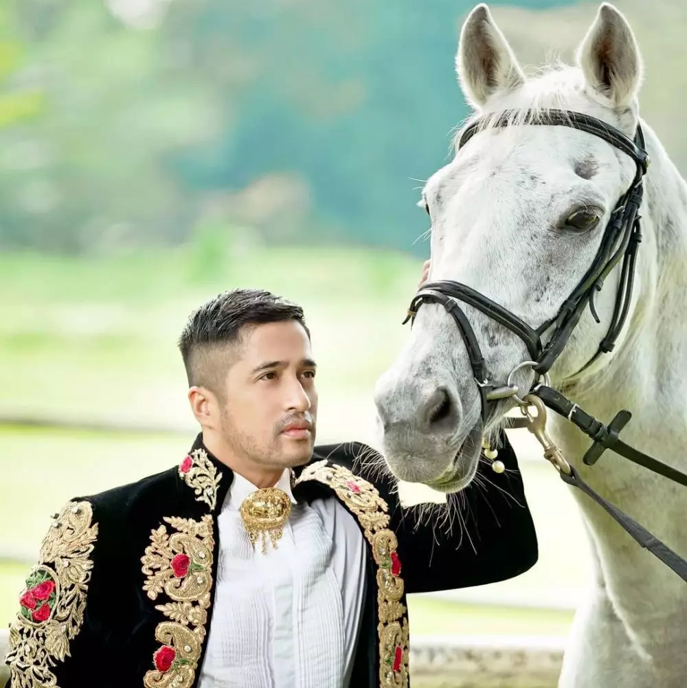 Pemotretan Ifran Hakim dengan kuda Instagram © 2021 brilio.net Pemotretan Ifran Hakim dengan kuda Instagram © 2021 brilio.net