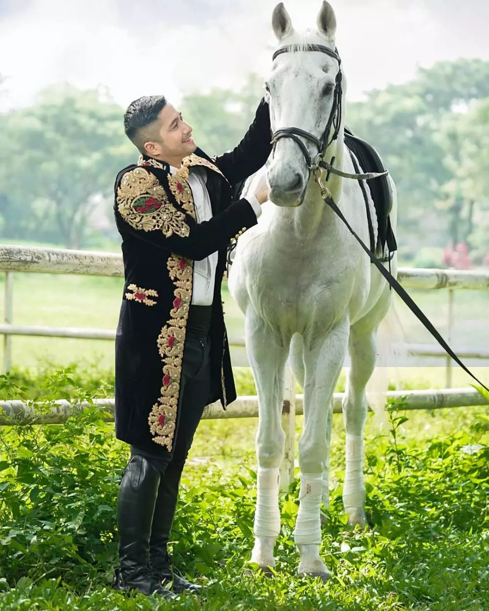 Pemotretan Ifran Hakim dengan kuda Instagram © 2021 brilio.net Pemotretan Ifran Hakim dengan kuda Instagram © 2021 brilio.net