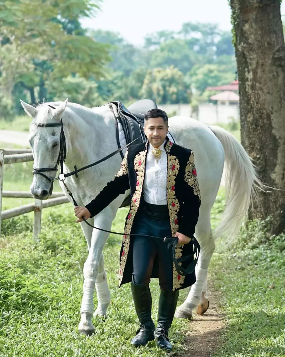 Pemotretan Ifran Hakim dengan kuda Instagram © 2021 brilio.net Pemotretan Ifran Hakim dengan kuda Instagram © 2021 brilio.net