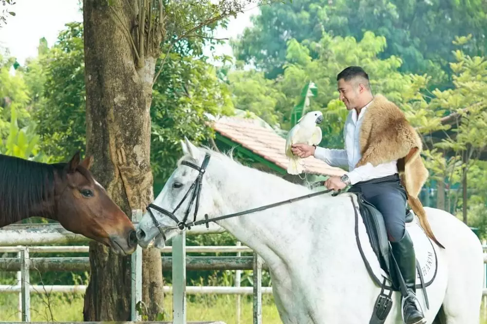 Pemotretan Ifran Hakim dengan kuda Instagram © 2021 brilio.net Pemotretan Ifran Hakim dengan kuda Instagram © 2021 brilio.net