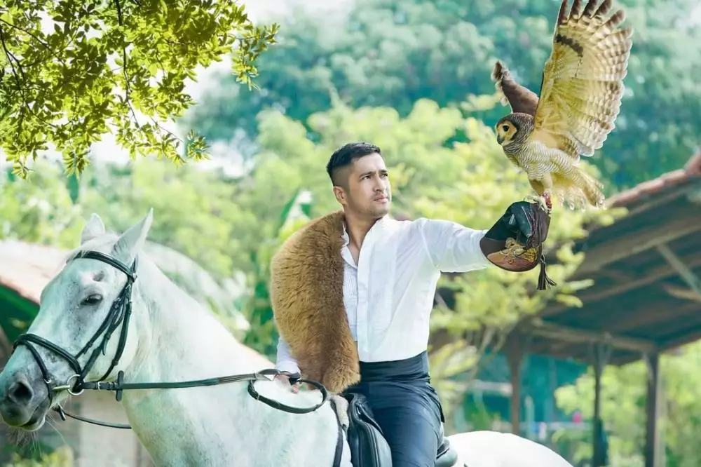 Pemotretan Ifran Hakim dengan kuda Instagram © 2021 brilio.net Pemotretan Ifran Hakim dengan kuda Instagram © 2021 brilio.net