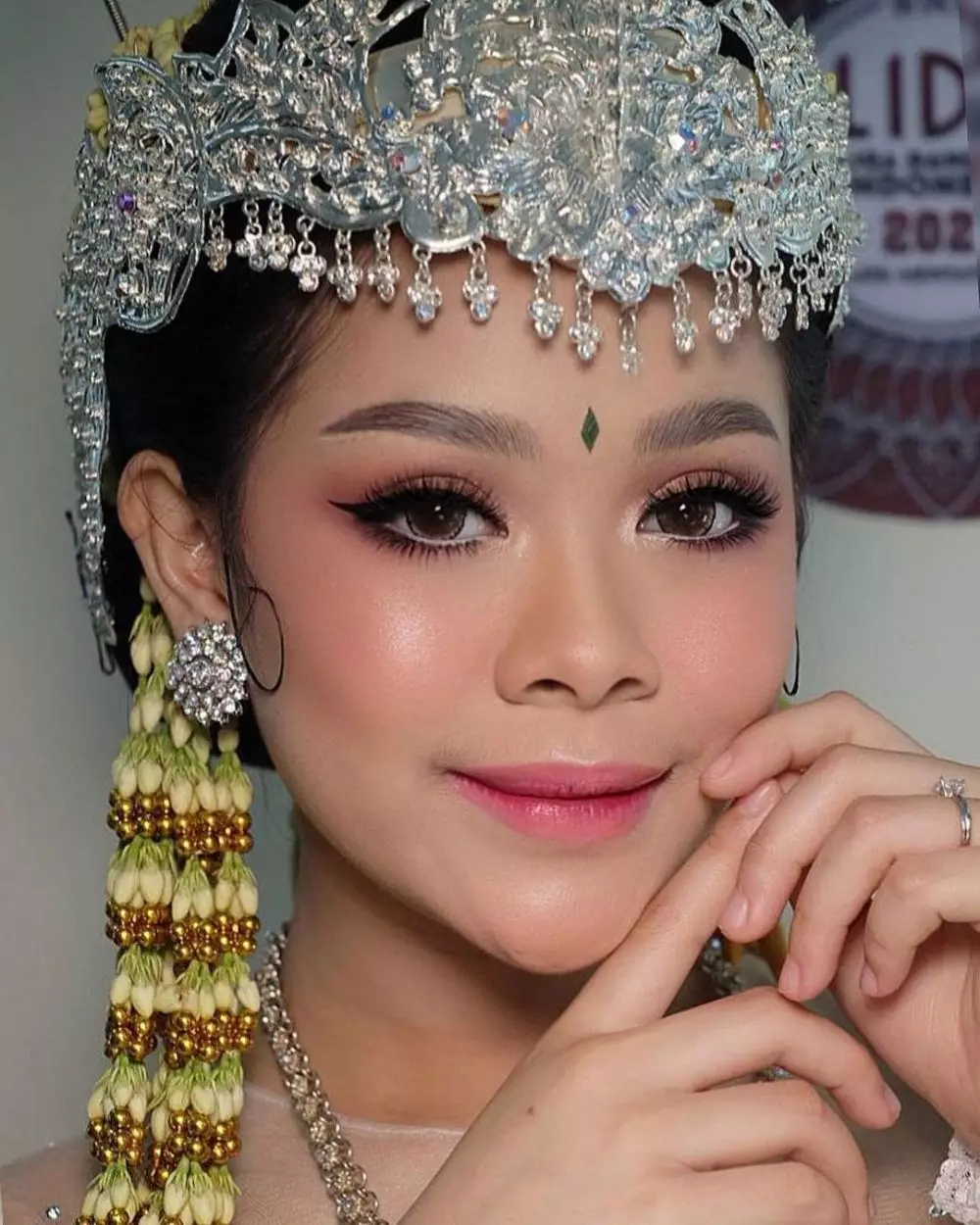 Pesona Meli LIDA pakai busana pengantin Instagram