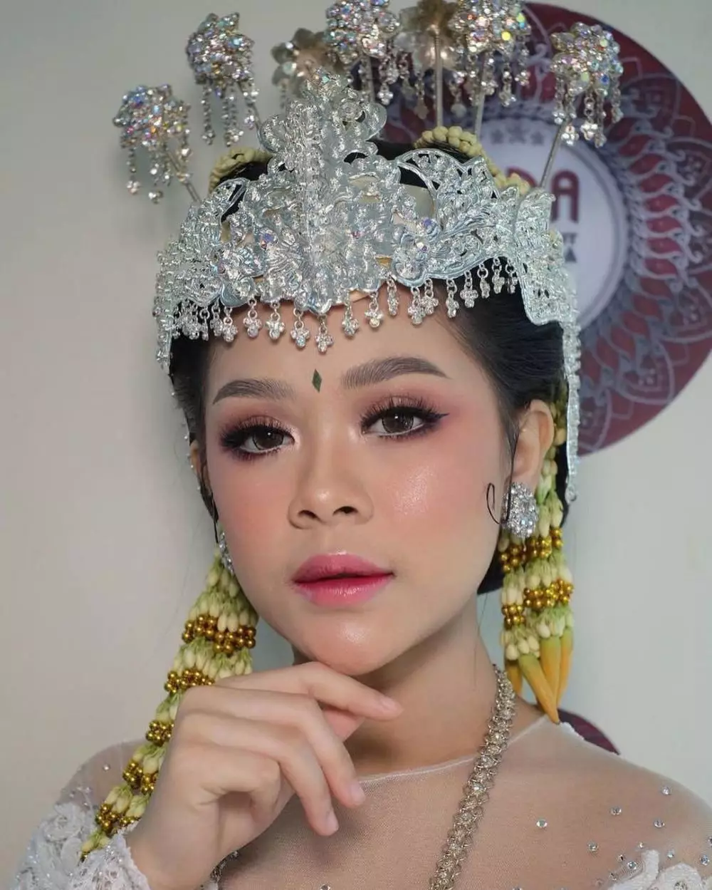 Pesona Meli LIDA pakai busana pengantin Instagram
