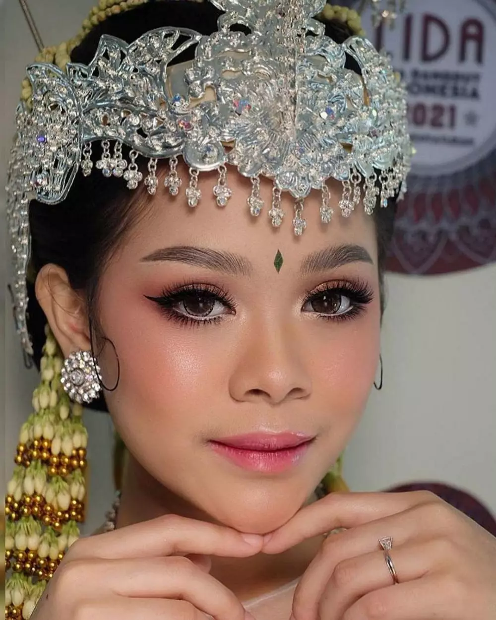 Pesona Meli LIDA pakai busana pengantin Instagram