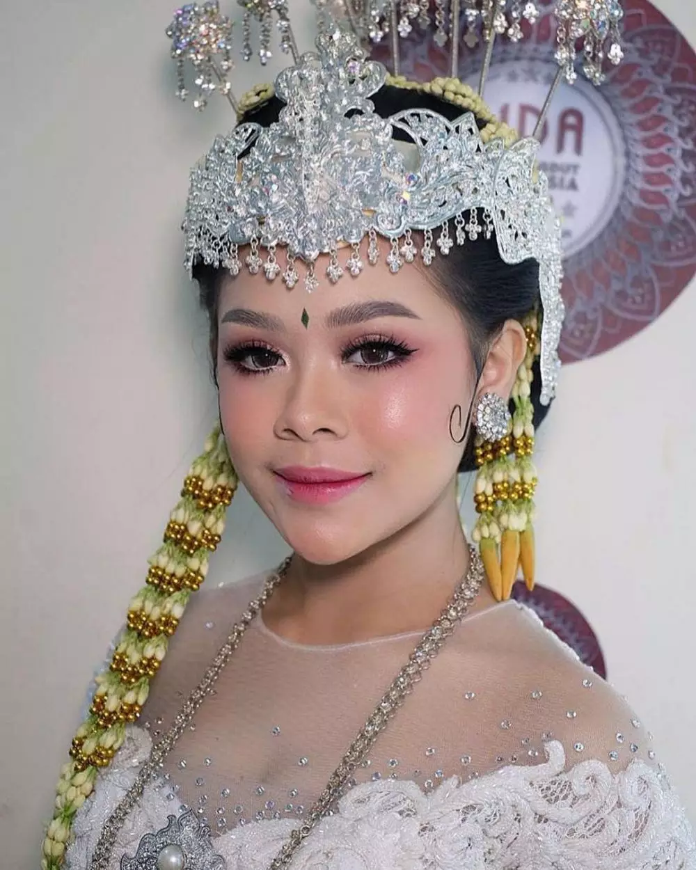 Pesona Meli LIDA pakai busana pengantin Instagram