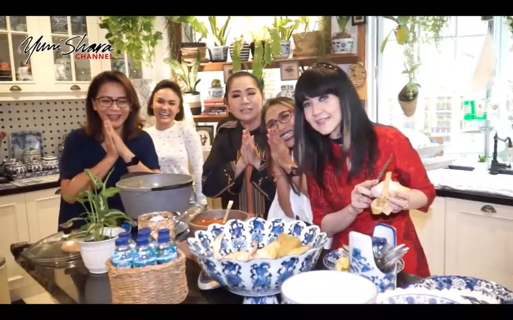 Yuni Shara bareng grup Rumpies © 2021 brilio.net Yuni Shara bareng grup Rumpies © 2021 brilio.net