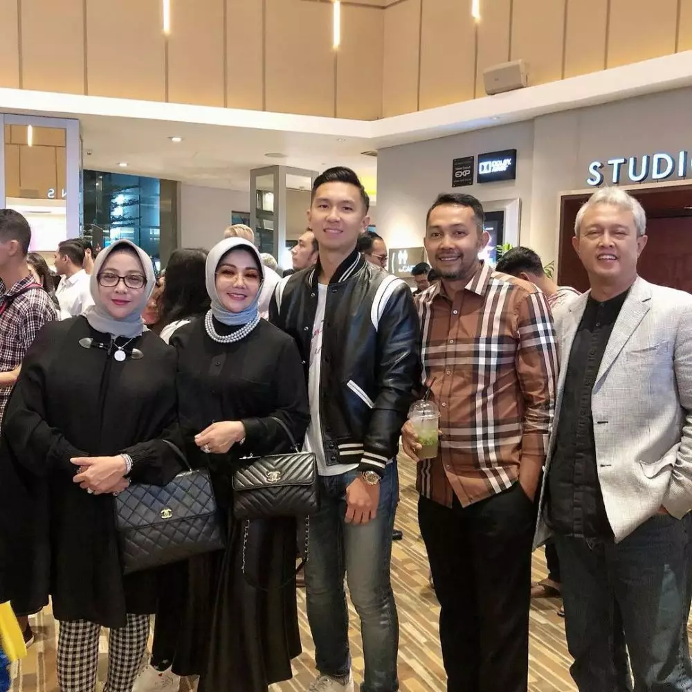Indra Priawan dan ayah mertua © Instagram Indra Priawan dan ayah mertua © Instagram