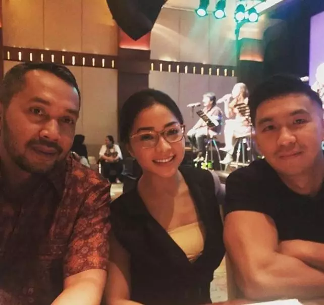 Indra Priawan dan ayah mertua © Instagram Indra Priawan dan ayah mertua © Instagram