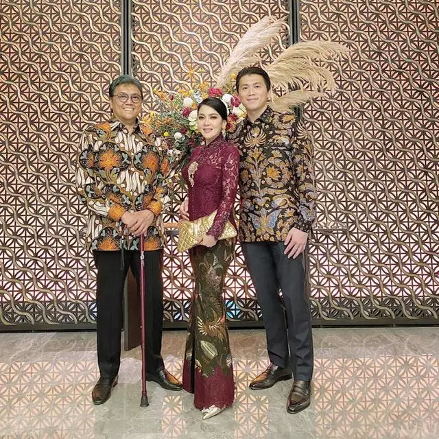 Gaya penyanyi saat kondangan © Instagram Gaya penyanyi saat kondangan © Instagram