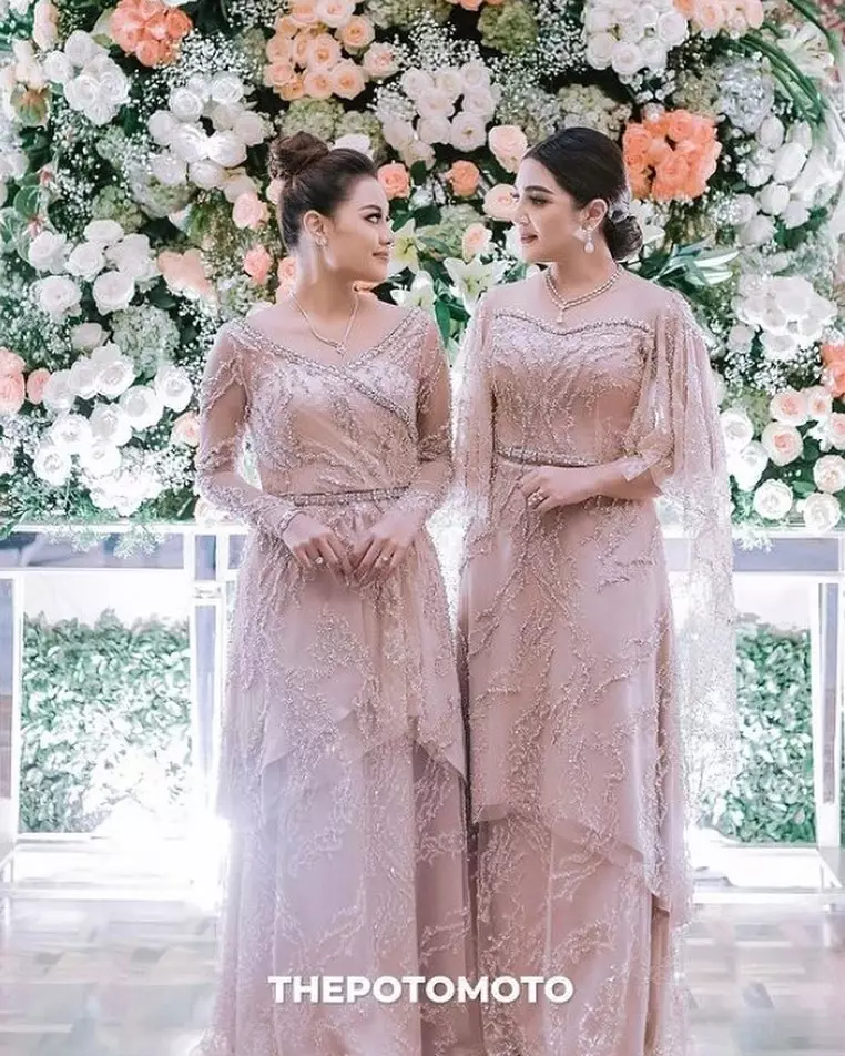 pasangan ibu dan anak pakai baju kembar © 2021 brilio.net pasangan ibu dan anak pakai baju kembar © 2021 brilio.net