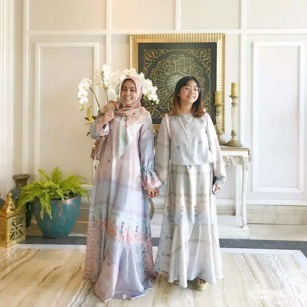 pasangan ibu dan anak pakai baju kembar © 2021 brilio.net pasangan ibu dan anak pakai baju kembar © 2021 brilio.net