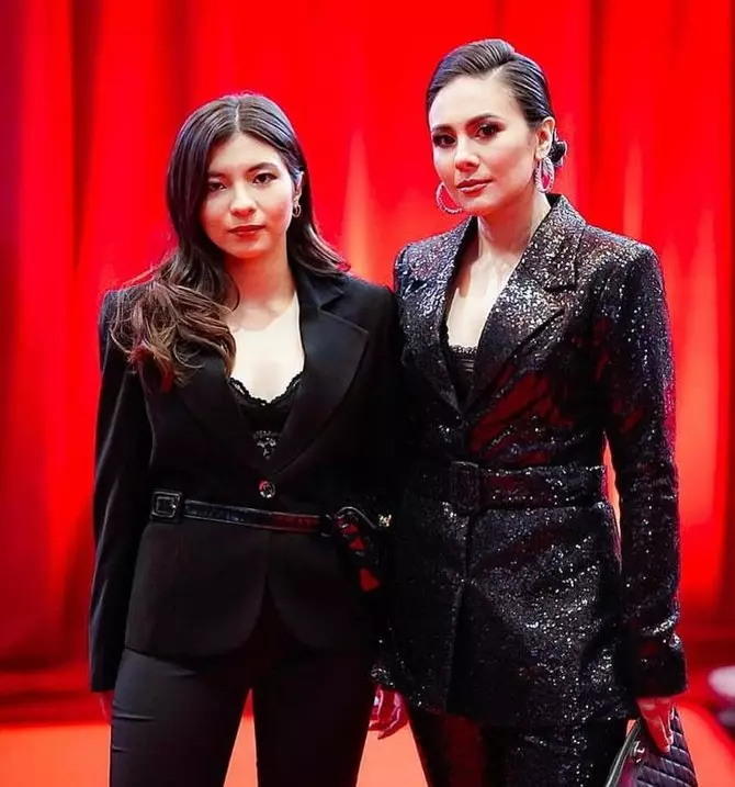 pasangan ibu dan anak pakai baju kembar © 2021 brilio.net pasangan ibu dan anak pakai baju kembar © 2021 brilio.net