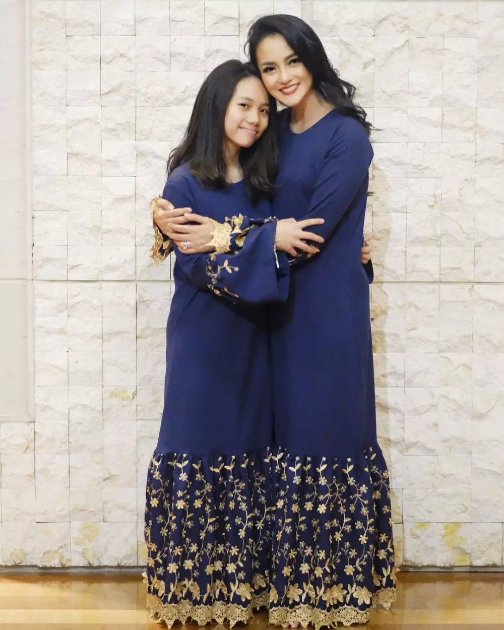 pasangan ibu dan anak pakai baju kembar © 2021 brilio.net pasangan ibu dan anak pakai baju kembar © 2021 brilio.net