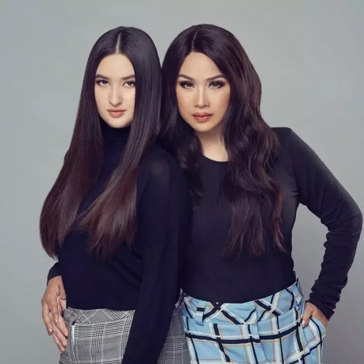 pasangan ibu dan anak pakai baju kembar © 2021 brilio.net pasangan ibu dan anak pakai baju kembar © 2021 brilio.net