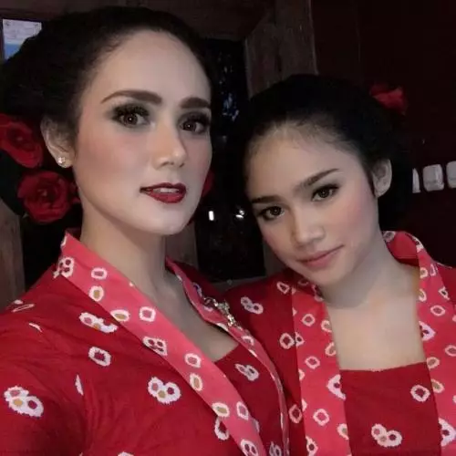 pasangan ibu dan anak pakai baju kembar © 2021 brilio.net pasangan ibu dan anak pakai baju kembar © 2021 brilio.net