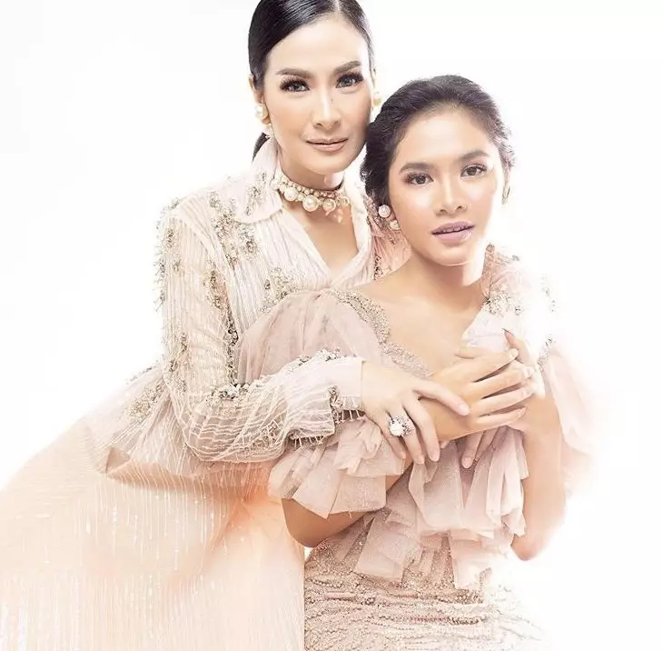 pasangan ibu dan anak pakai baju kembar © 2021 brilio.net pasangan ibu dan anak pakai baju kembar © 2021 brilio.net