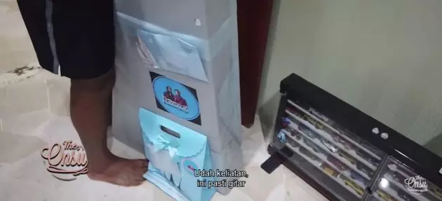 Betrand Peto buka kado ultah © 2021 brilio.net Betrand Peto buka kado ultah © 2021 brilio.net