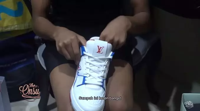 Betrand Peto buka kado ultah © 2021 brilio.net Betrand Peto buka kado ultah © 2021 brilio.net