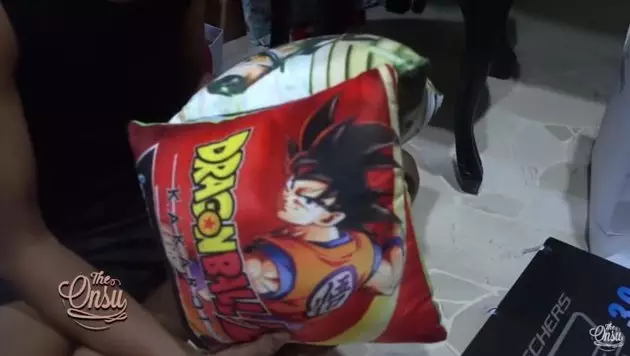 Betrand Peto buka kado ultah © 2021 brilio.net Betrand Peto buka kado ultah © 2021 brilio.net