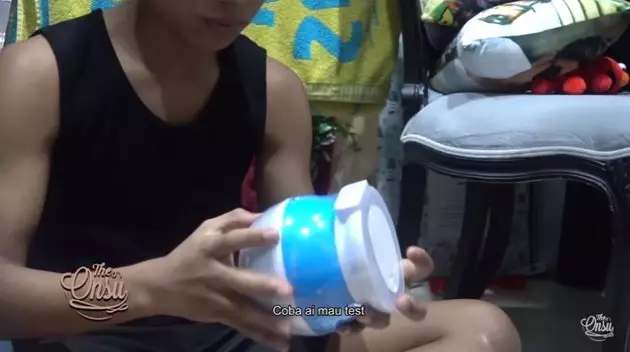 Betrand Peto buka kado ultah © 2021 brilio.net Betrand Peto buka kado ultah © 2021 brilio.net