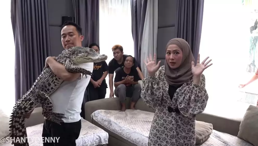 Denny Cagur bawa buaya © YouTube