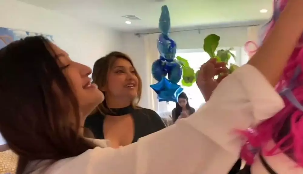 Azhari bersaudara rayakan ulang tahun Calyca © 2021 brilio.net YouTube Azhari bersaudara rayakan ulang tahun Calyca © 2021 brilio.net YouTube