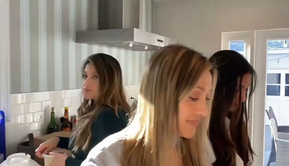 Azhari bersaudara rayakan ulang tahun Calyca © 2021 brilio.net YouTube Azhari bersaudara rayakan ulang tahun Calyca © 2021 brilio.net YouTube