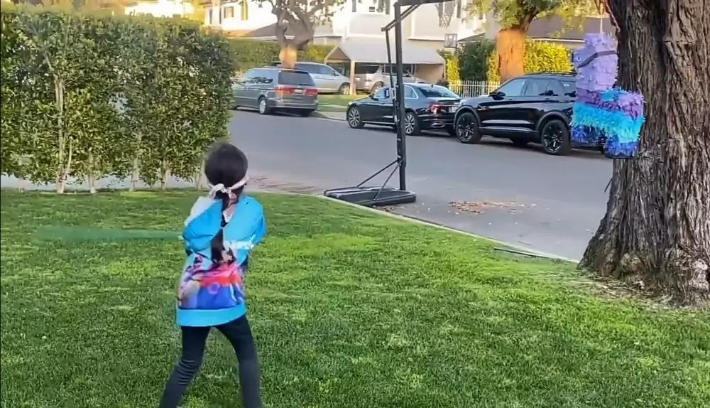 Azhari bersaudara rayakan ulang tahun Calyca © 2021 brilio.net YouTube Azhari bersaudara rayakan ulang tahun Calyca © 2021 brilio.net YouTube