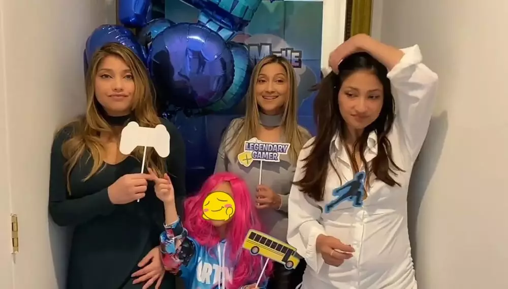 Azhari bersaudara rayakan ulang tahun Calyca © 2021 brilio.net YouTube Azhari bersaudara rayakan ulang tahun Calyca © 2021 brilio.net YouTube