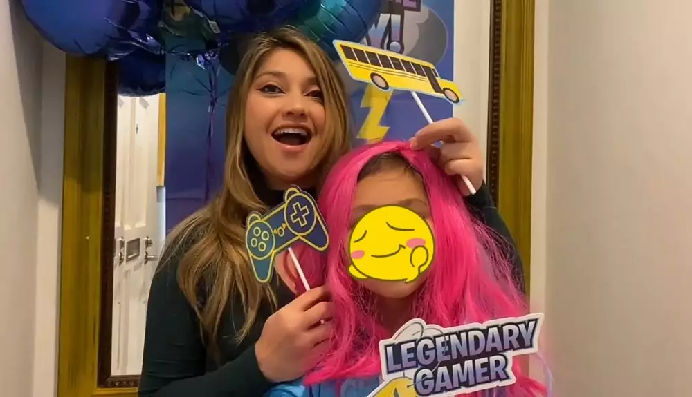 Azhari bersaudara rayakan ulang tahun Calyca © 2021 brilio.net YouTube Azhari bersaudara rayakan ulang tahun Calyca © 2021 brilio.net YouTube