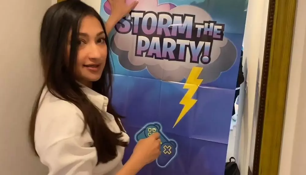 Azhari bersaudara rayakan ulang tahun Calyca © 2021 brilio.net YouTube Azhari bersaudara rayakan ulang tahun Calyca © 2021 brilio.net YouTube