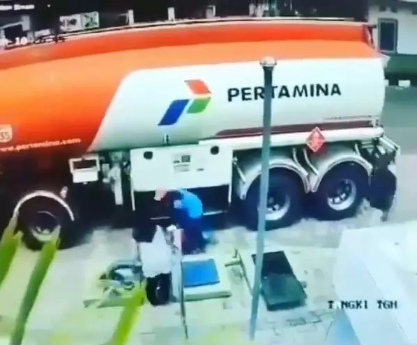 aksi heroik pemuda padamkan api Berbagai sumber