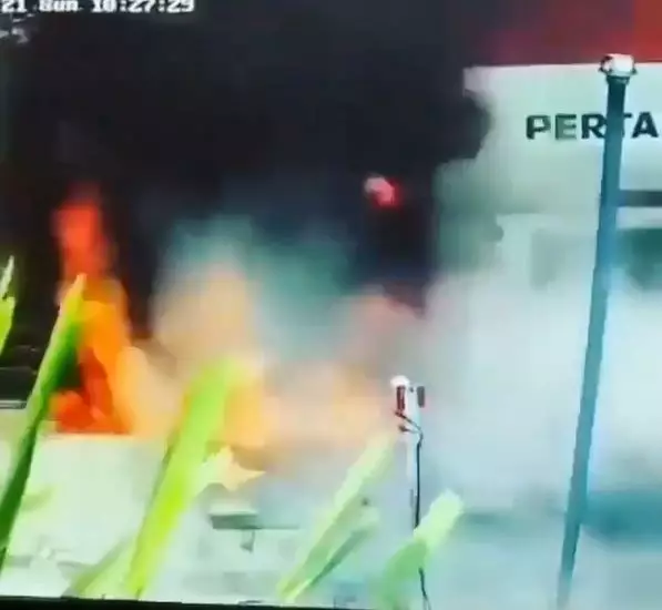 aksi heroik pemuda padamkan api Berbagai sumber