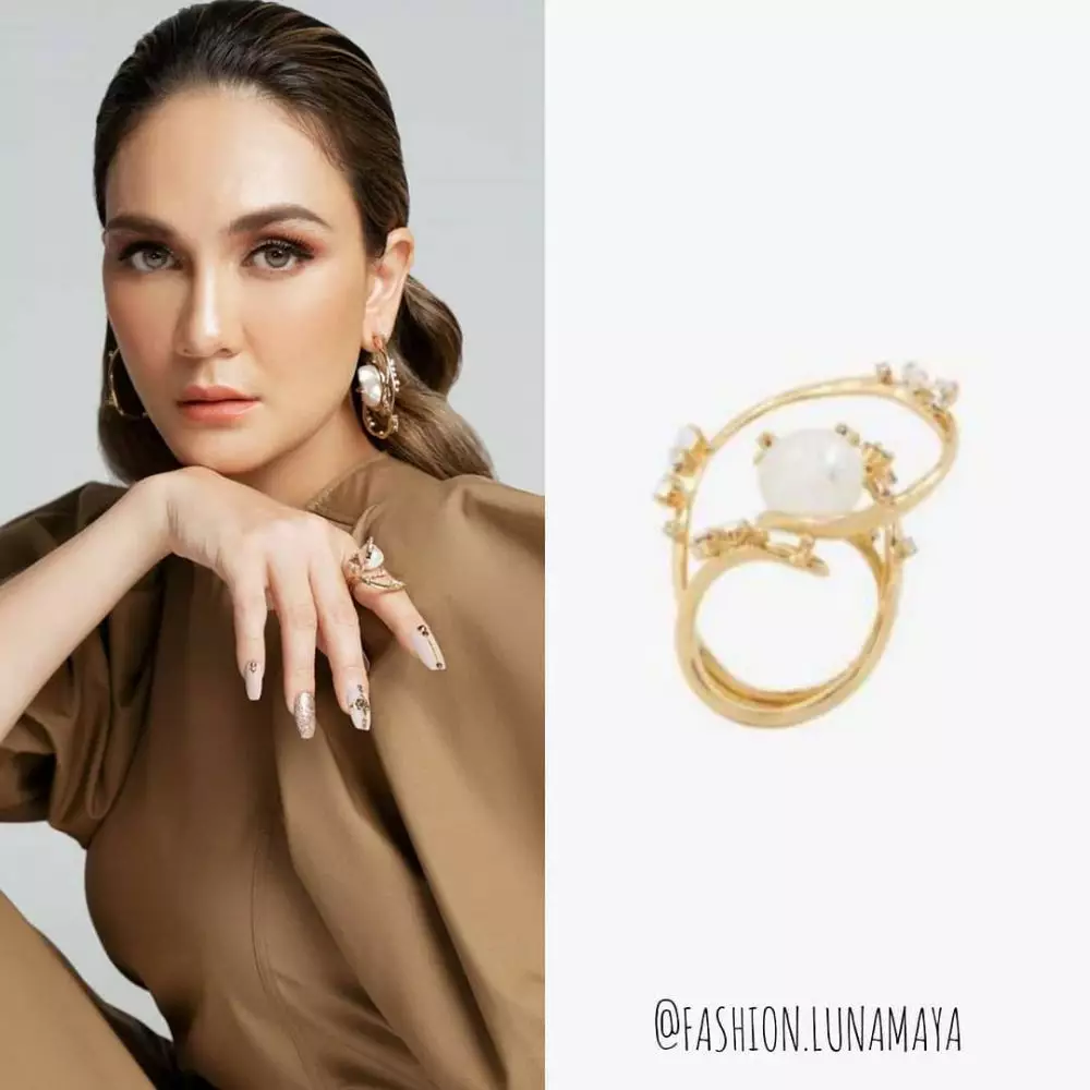 Taksiran harga fashion item Luna Maya saat pemotretan © 2021 brilio.net Taksiran harga fashion item Luna Maya saat pemotretan © 2021 brilio.net