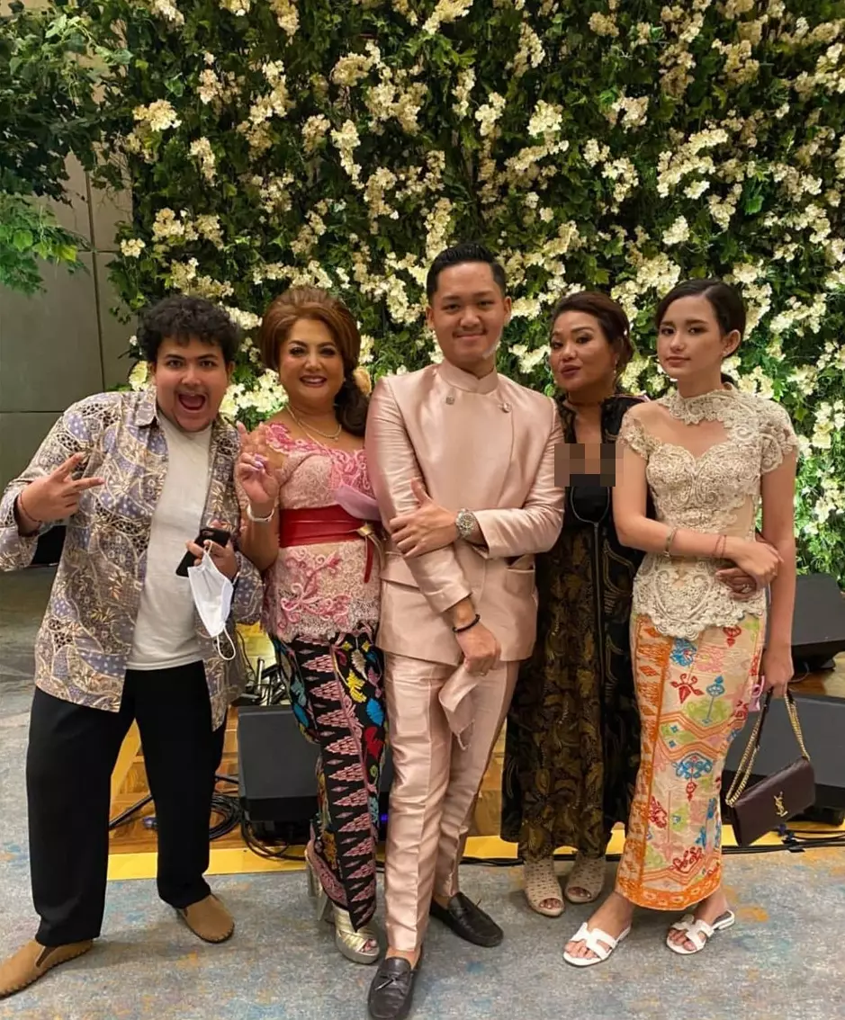 beda gaya Sarah Menzel © 2021 brilio.net