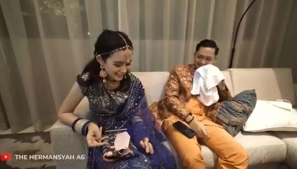 beda gaya Sarah Menzel © 2021 brilio.net