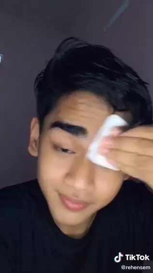 cowok alisnya tebal bak alis palsu TikTok