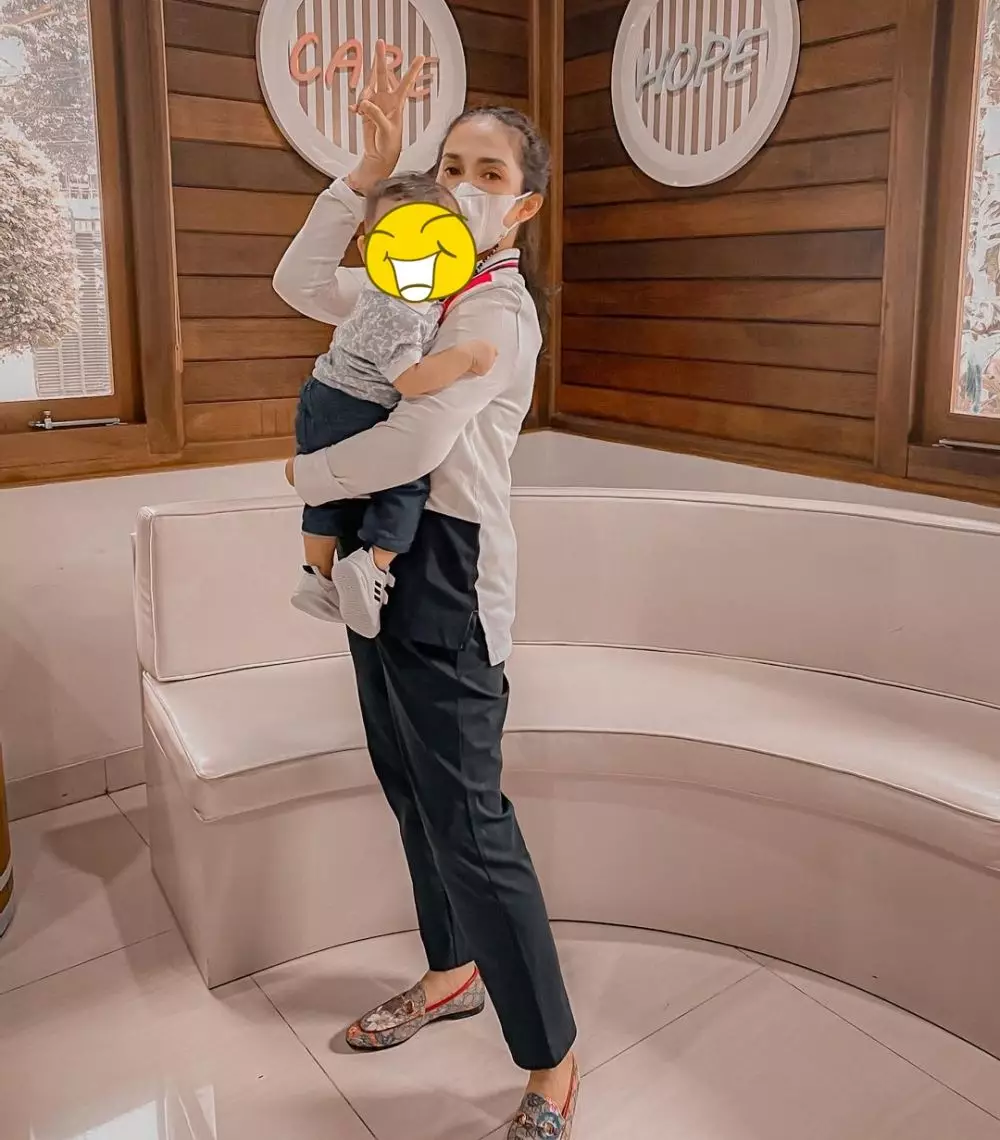 Potret terbaru Ussy Sulistiawaty makin langsing © Instagram