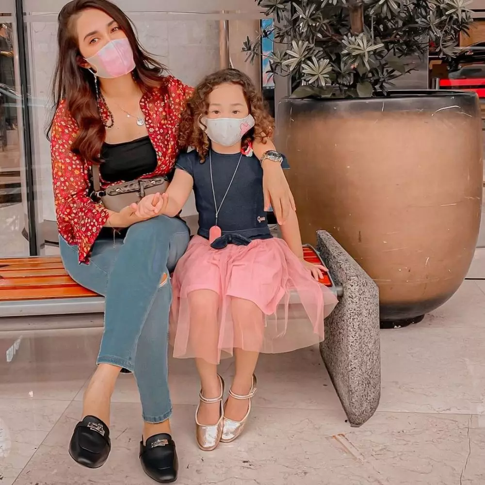 Potret terbaru Ussy Sulistiawaty makin langsing © Instagram