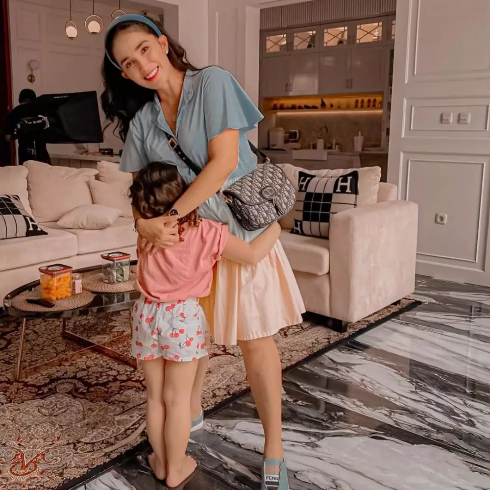 Potret terbaru Ussy Sulistiawaty makin langsing © Instagram