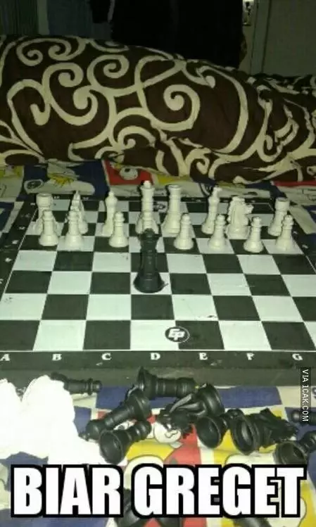 Potret orang main catur © berbagai sumber