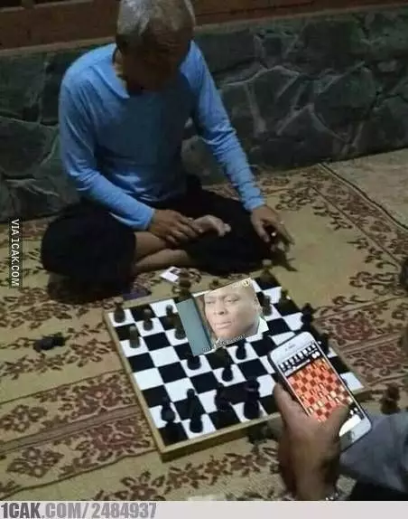 Potret orang main catur © berbagai sumber