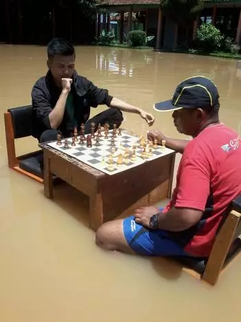 Potret orang main catur © berbagai sumber