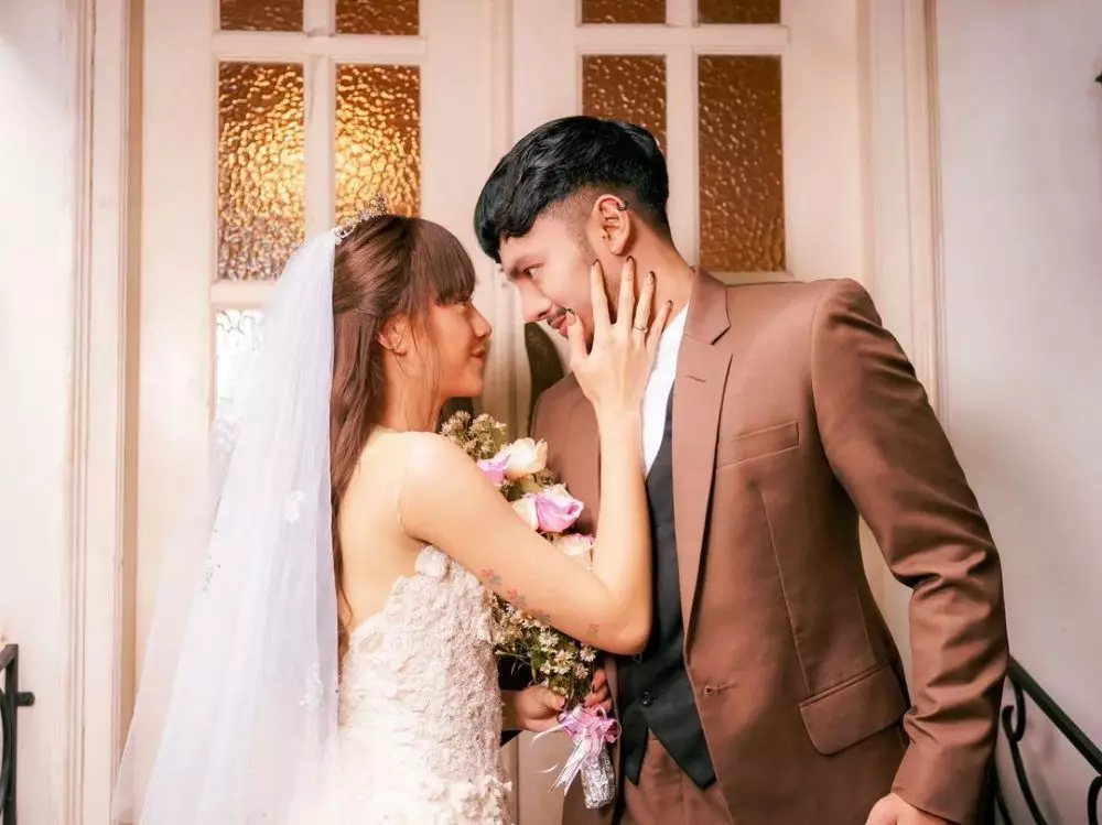 Dara The Virgin & Tyo pakai baju pengantin © 2021 brilio.net Dara The Virgin & Tyo pakai baju pengantin © 2021 brilio.net