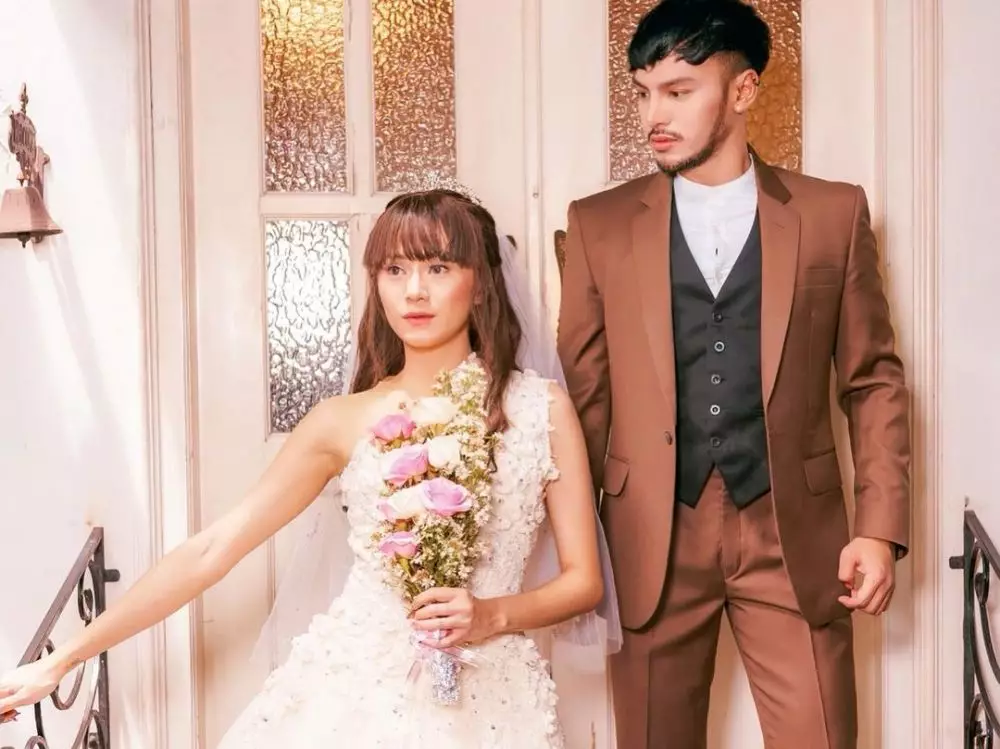 Dara The Virgin & Tyo pakai baju pengantin © 2021 brilio.net Dara The Virgin & Tyo pakai baju pengantin © 2021 brilio.net