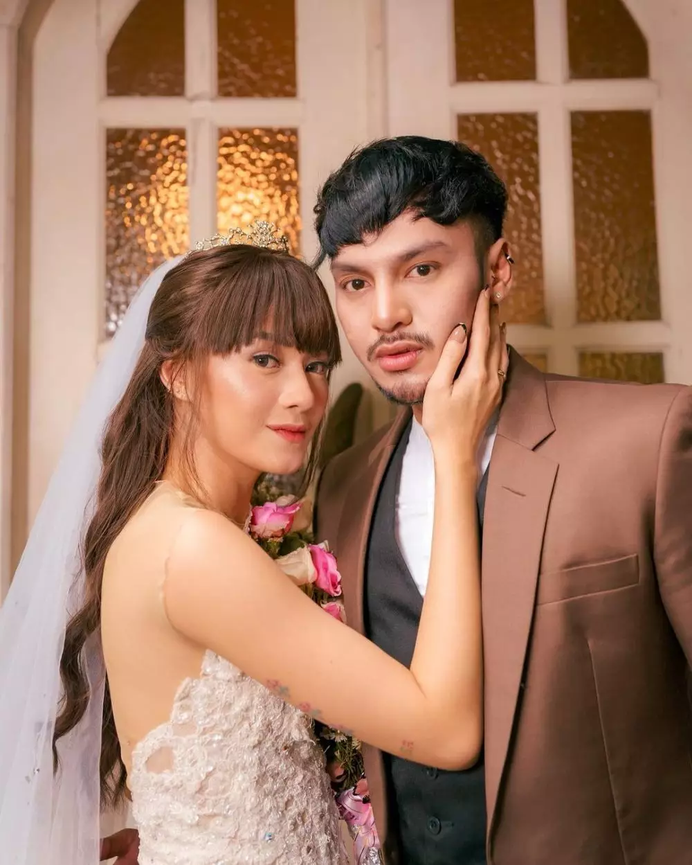 Dara The Virgin & Tyo pakai baju pengantin © 2021 brilio.net Dara The Virgin & Tyo pakai baju pengantin © 2021 brilio.net