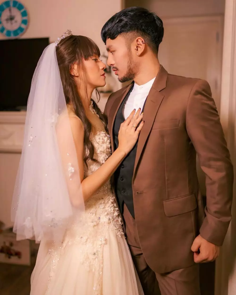 Dara The Virgin & Tyo pakai baju pengantin © 2021 brilio.net Dara The Virgin & Tyo pakai baju pengantin © 2021 brilio.net