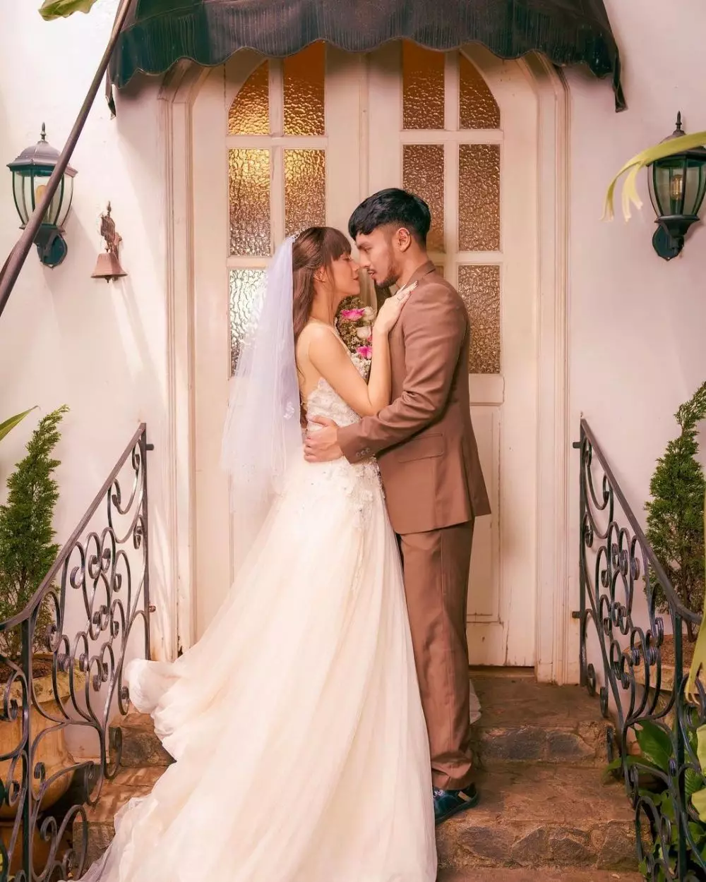 Dara The Virgin & Tyo pakai baju pengantin © 2021 brilio.net Dara The Virgin & Tyo pakai baju pengantin © 2021 brilio.net