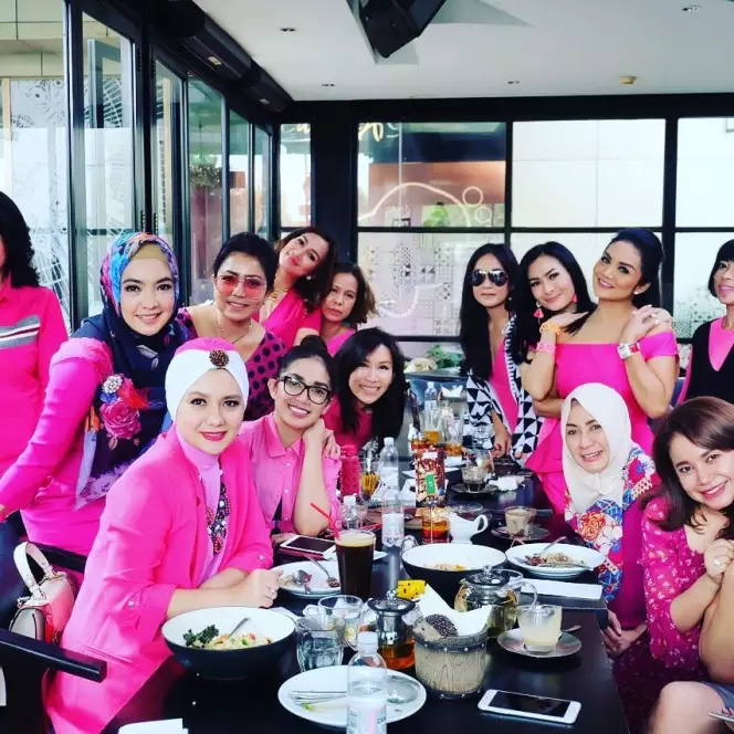 Geng seleb usia 40-an kompak © Instagram