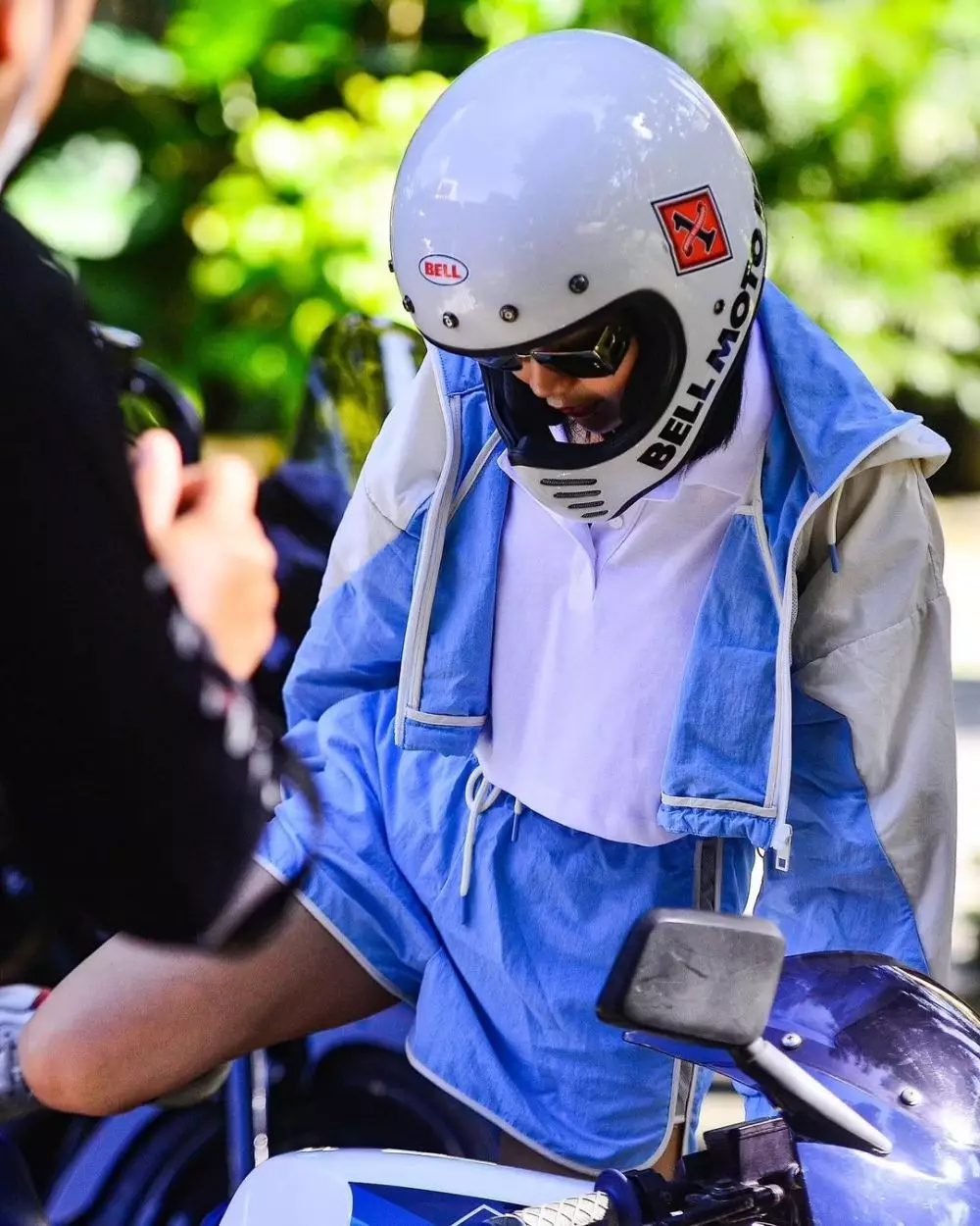 Wika Salim mengendarai motor mini © 2021 brilio.net Wika Salim mengendarai motor mini © 2021 brilio.net